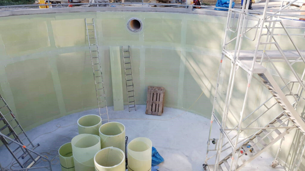 Die vorgefertigte Auskleidung wurden als Rollen auf die Baustelle geliefert.