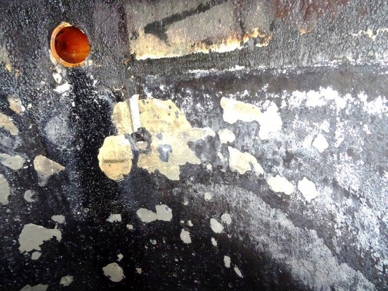 Die Innenbeschichtung von Betonabscheidern sieht oft bereits nach kurzer Zeit so aus