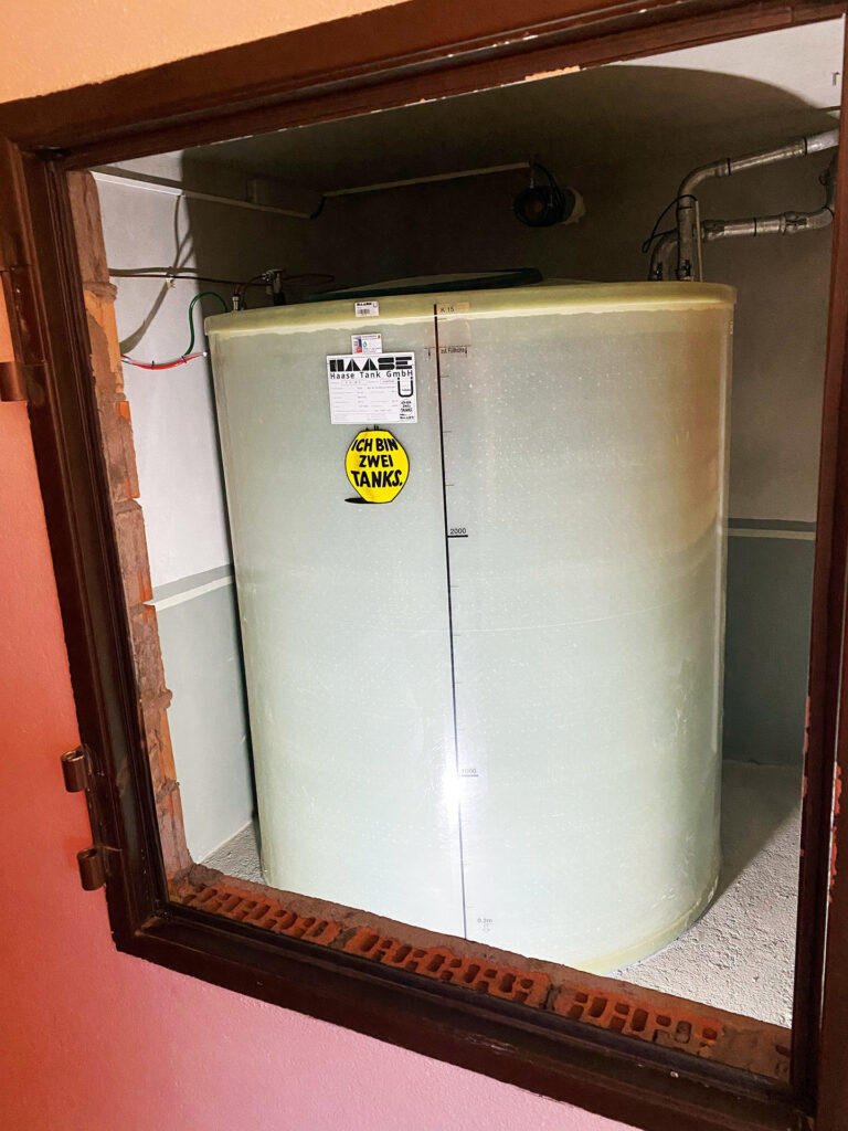 ... ein neuer Tank aus GFK gebaut, der in Einzelteilen durch die Tankluke gebracht und in wenigen Stunden installiert wird.
