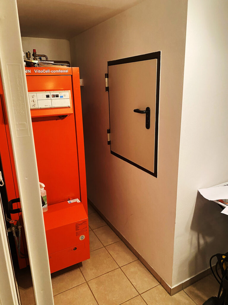 Eine typische Situation: Der Heizöltank ist hinter einer Tankluke in einem separaten Raum mit Auffangwanne "versteckt".