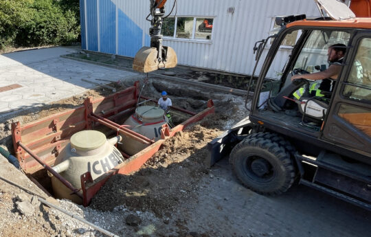Der Vorschlammfang hat ein Volumen von 5.070 l, der Abscheider die Nenngröße 15.