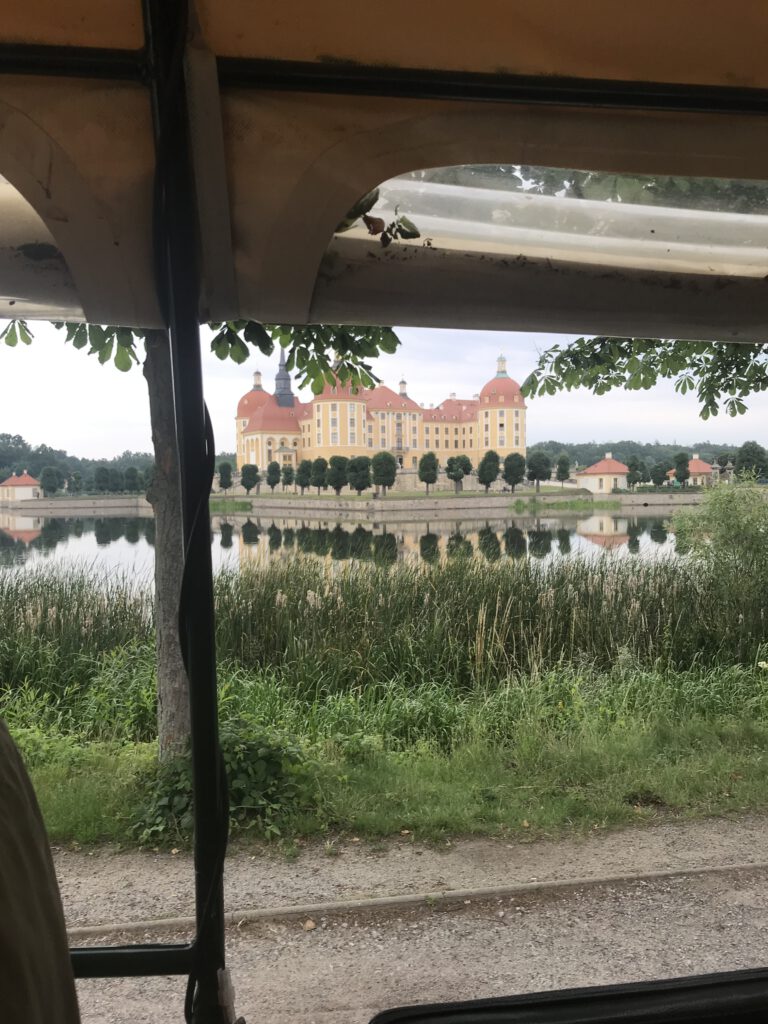 … die Fahrt führte uns vorbei am Schloß Moritzburg – Danke an unseren Namensvetter und Urgestein von Moritzburg – Herrn Haase und seinem Team!