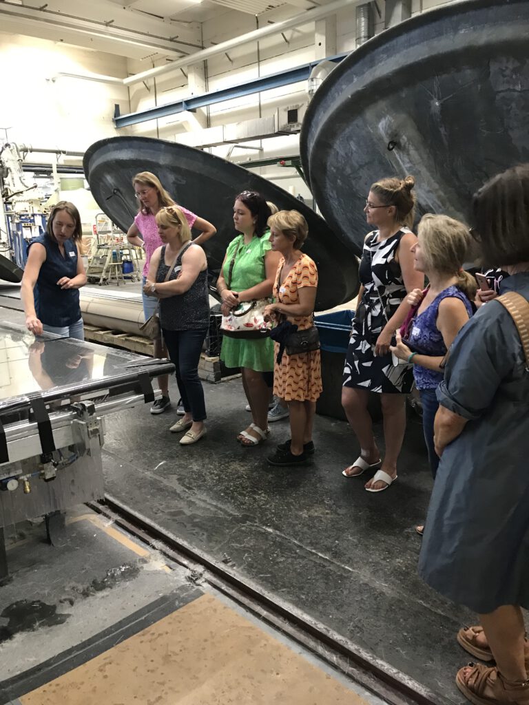 Für die Damen gab es eine Extra-Führung durch die Fertigung