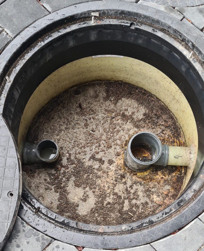 Typisches Bild: Fettabscheider müssen regelmäßig geleert werden.