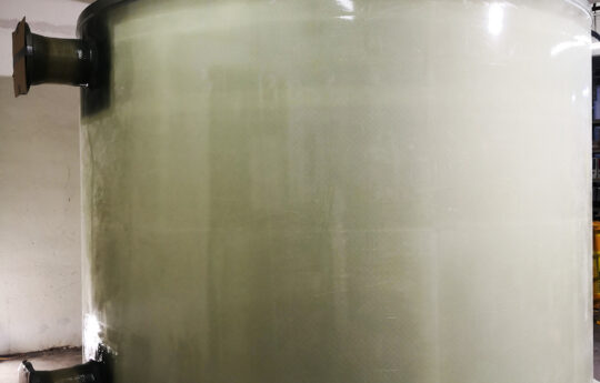 Die Wärme wird mittels DN250-Flanschen ein- und ausgebracht.