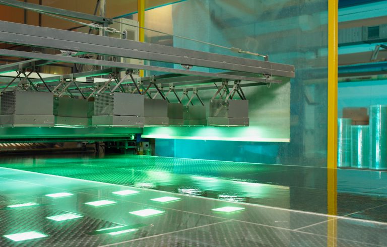 Beim Laminierverfahren werden glatte und genoppte Plattenlaminate hergestellt.