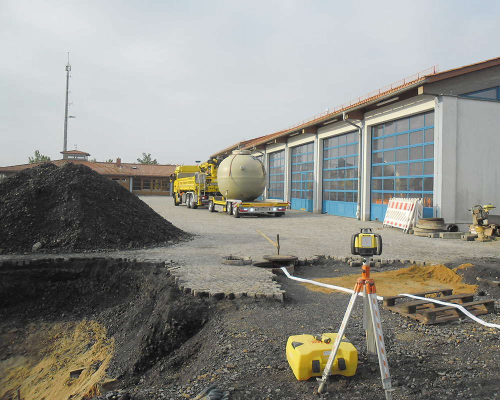 The separator was delivered by a special vehicle from the Haase company and is inserted in the customer-provided pit.