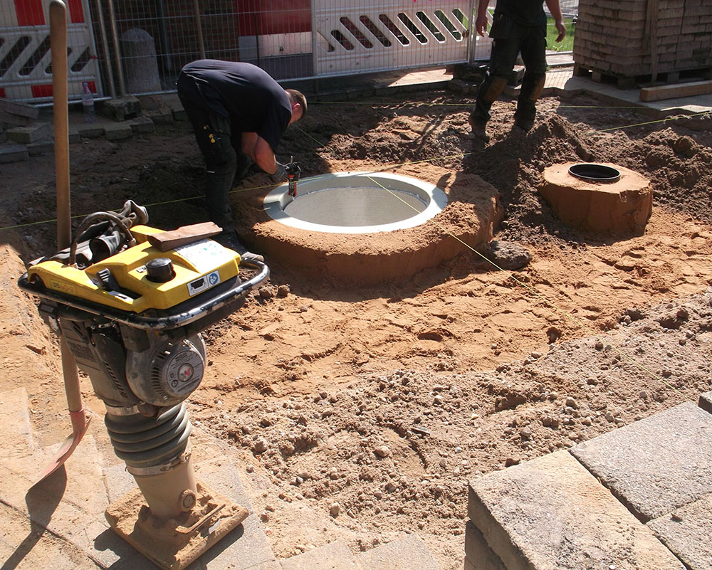 Adjusting the elastic connection to the manhole cover on the fat separator.