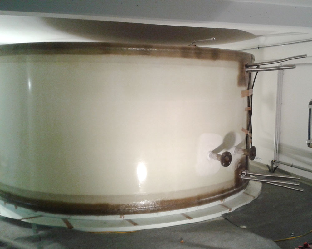 The excess electricity from the photovoltaic system is fed to the hot water tank via two DN 65 flanges using heating cartridges.