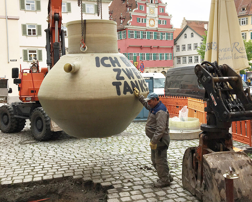 The separator could easily be put into the pit with an excavator. This is only possible due to its light weight.