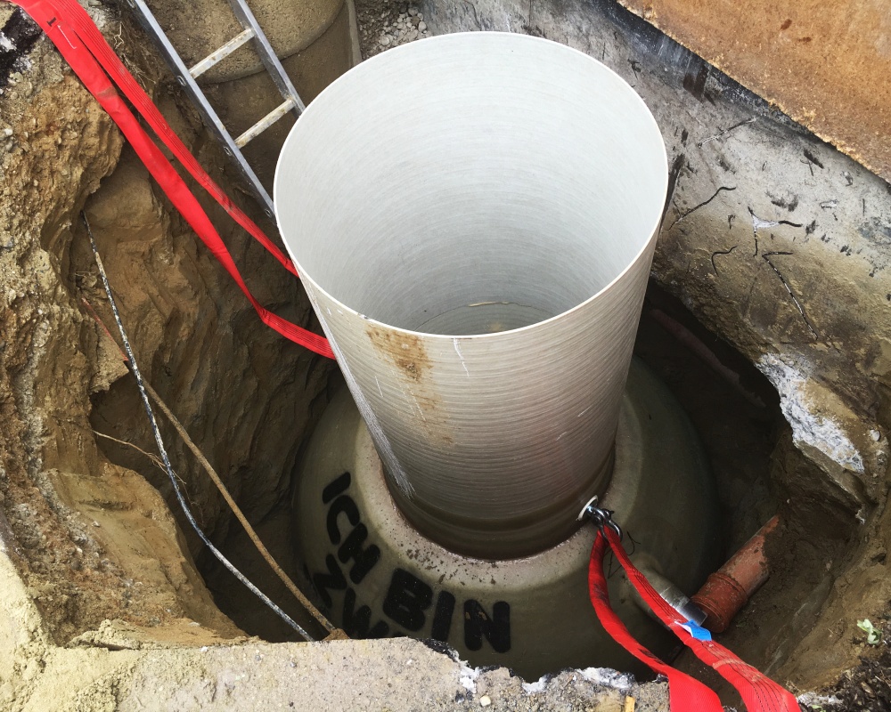 The fat separator had to be inserted directly on the building wall.