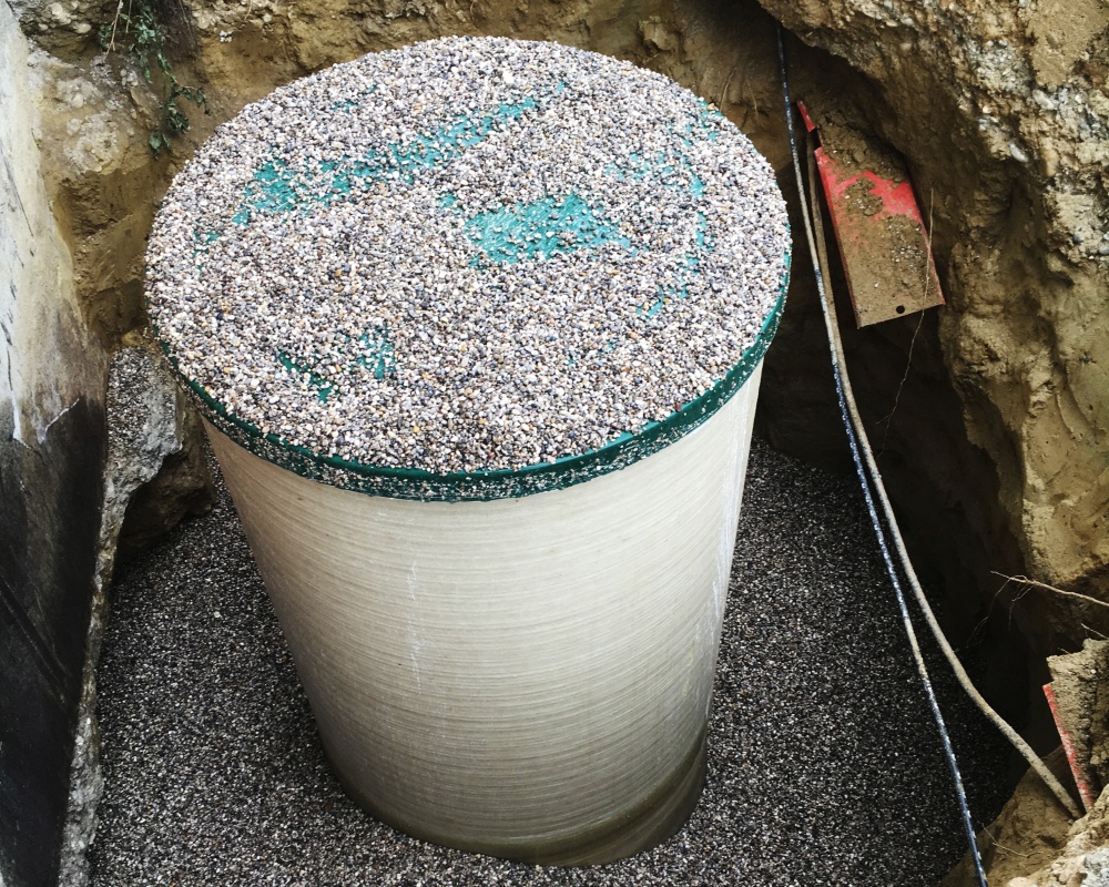 The fat separator with the nominal size 7 has a sludge trap volume of 1,400 l and can hold up to 400 l fat.