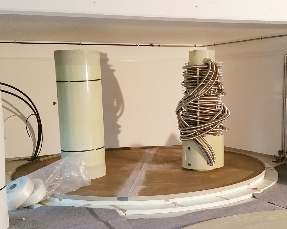 The heat pump and the tube collectors load the hot water tank via stainless steel corrugated pipe heat exchangers.