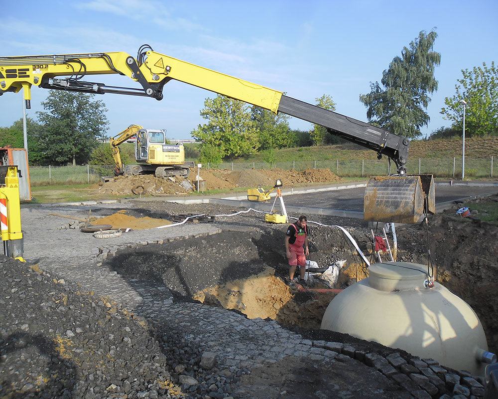The separator is placed in the pit and in the background you can see where the washing area is being built.