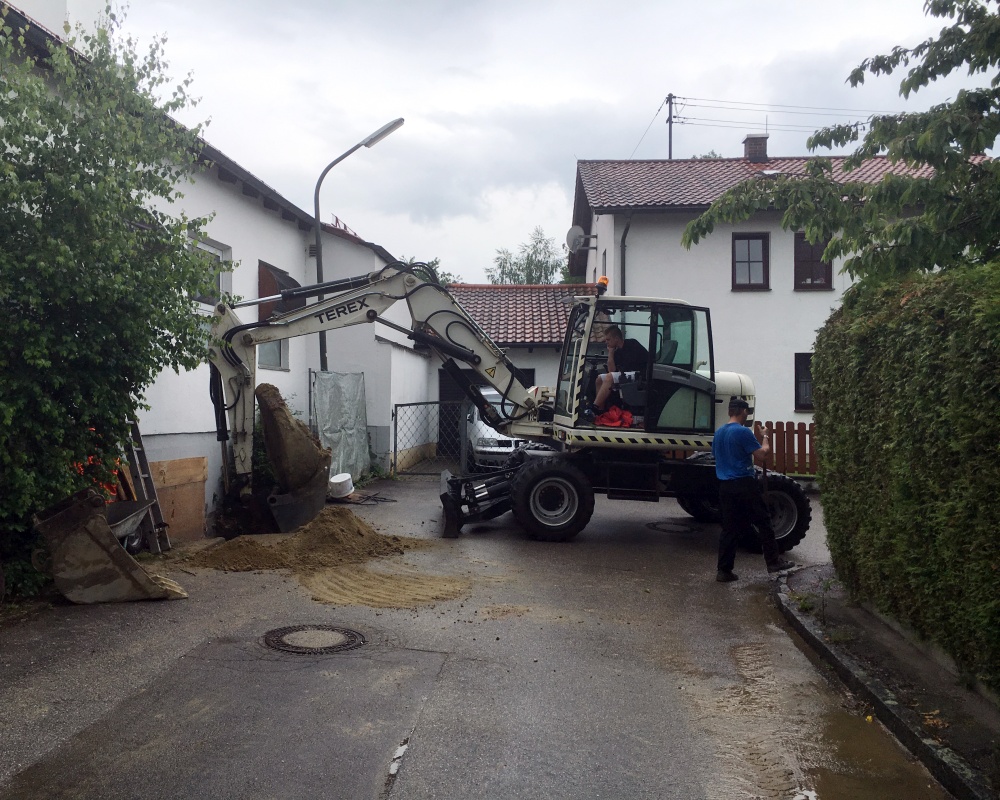 Despite the narrow street, the access to the cul-de-sac behind was not blocked.